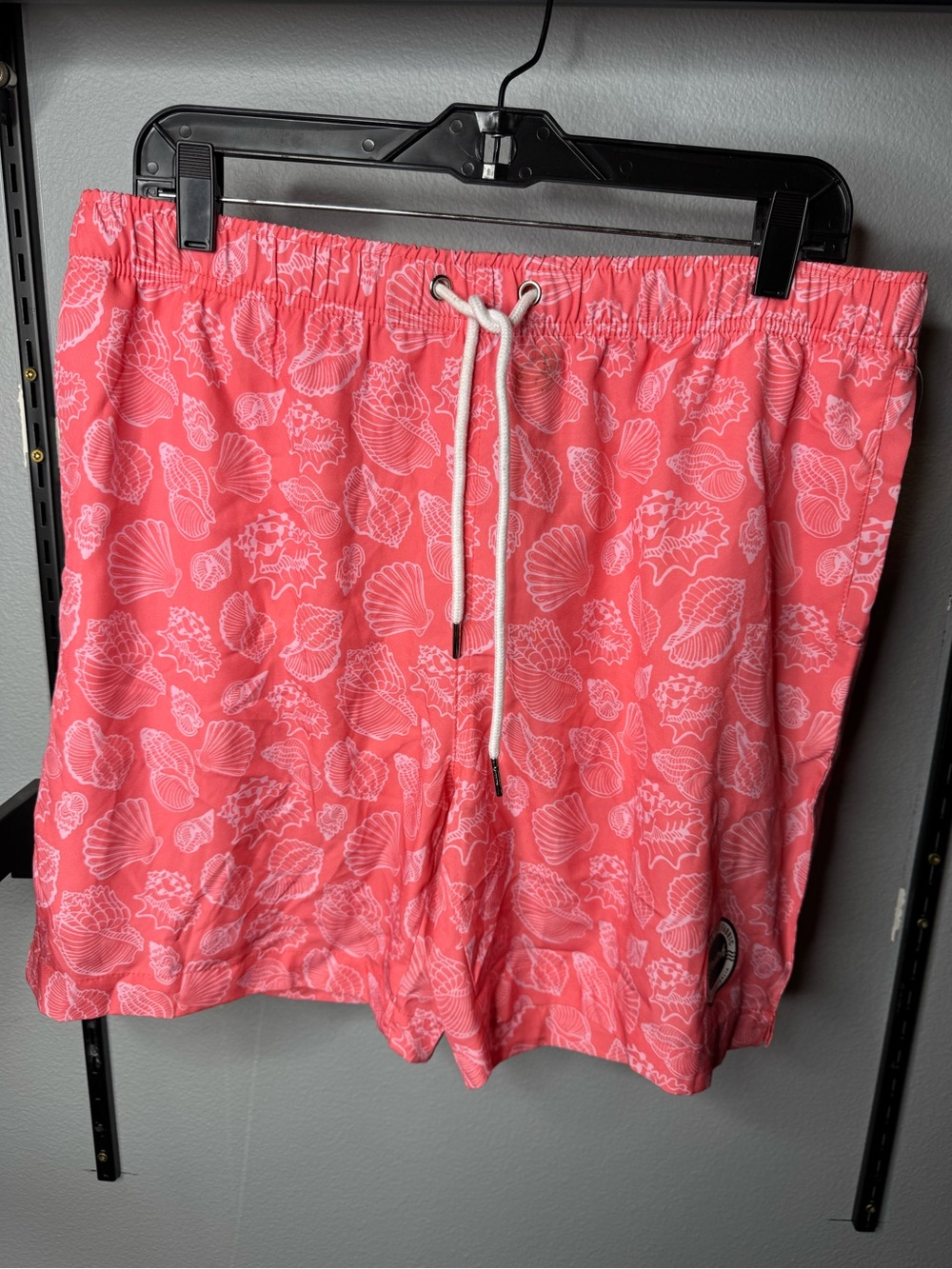 NWOT XL men’s Cove Coral Pink Shell-Print SOFT swim trunks
